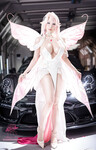 Em cosplay thiên thần