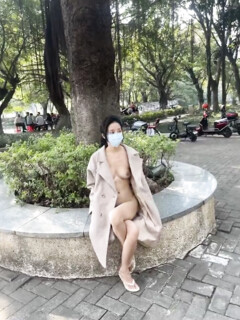 Khoe lồn nơi công cộng